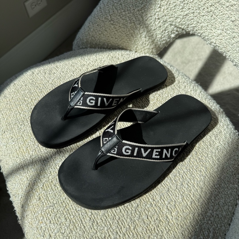 Givenchy Favelas Beach Thong Logo Sandals - Picture 3 of 5